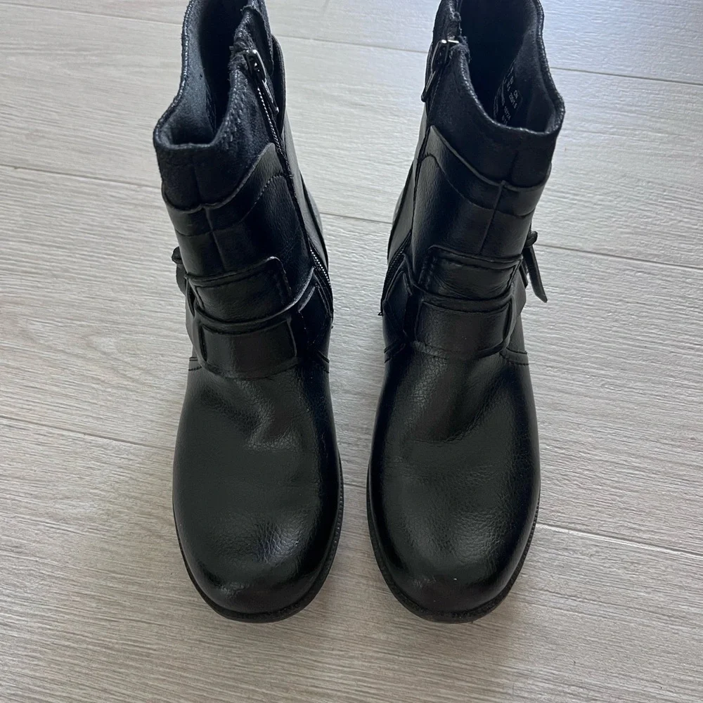 Clarks soft cushion ankle boots. Size 7M. Black - Picture 2 of 10